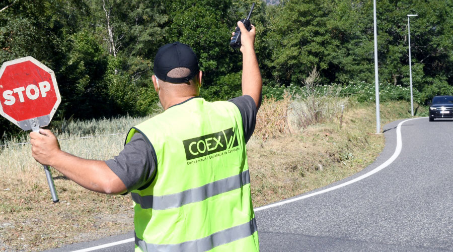 Personal del COEX regulant el trànsit per treballs a la carretera (SFGA)