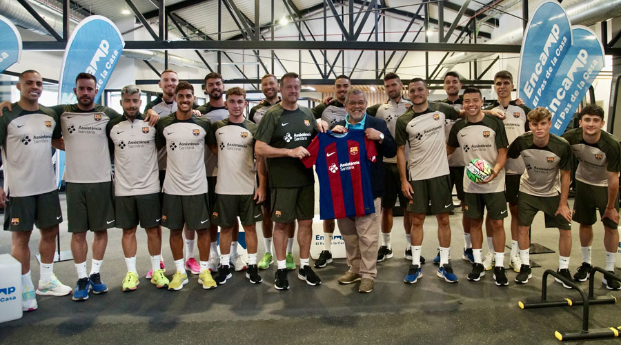 La secció de futbol sala del Barça lliurant una samarreta al cònsol menor d'Encamp (Comú)