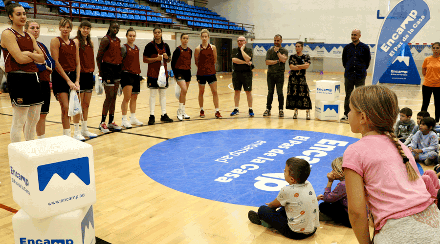 Jugadores del Barça, autoritats comunals i els infants d'Encamp i de la FAB (Comú d'Encamp)