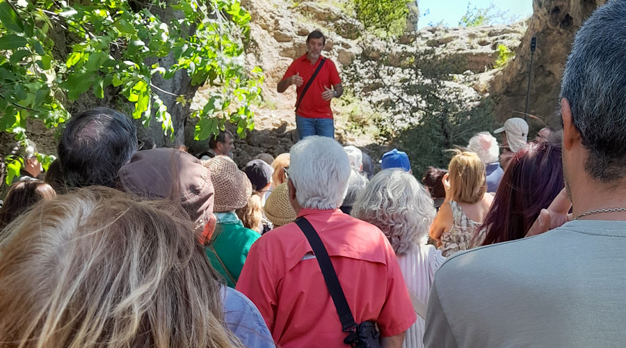 L'historiador Carles Gascón adreçant-se a la gent que es va aplegar al poble de Josa (CCAU)