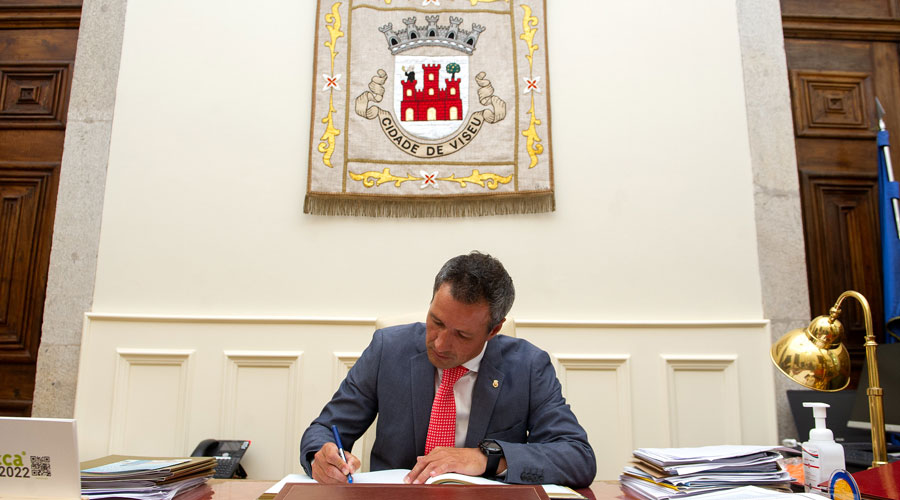 David Astrié signant al llibre d'honor de la Cambra Municipal de Viseu (Rui da Cruz / Cambra Municipal de Viseu)