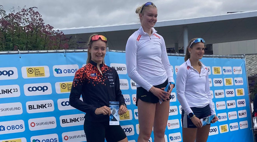 La júnior Gina del Rio -esquerra- amb la primera i tercera classificades (FAE)