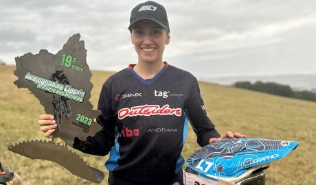 Margot Llobera amb el trofeu per guanyar els tres dies d’enduro de l'Aveyronnaise Classique