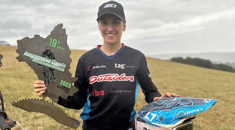 Margot Llobera amb el trofeu per guanyar els tres dies d’enduro de l'Aveyronnaise Classique (Margot Llobera)