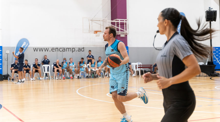 Rafa Luz conduint la pilota per al BC Andorra davant del Limoges (DaniSpeedy per al Comú Encamp / BC Andorra)