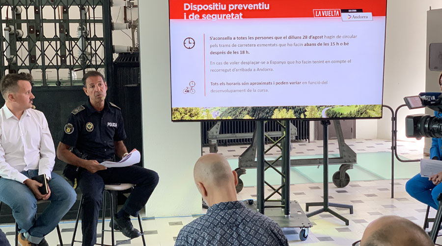 El director de la Policia, a l'esquerra amb uniforme, informant del dispositiu per a rebre la Vuelta (Policia d'Andorra)