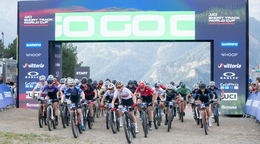 Imatge d'una de les curses en categoria femenina (Pal Arinsal)