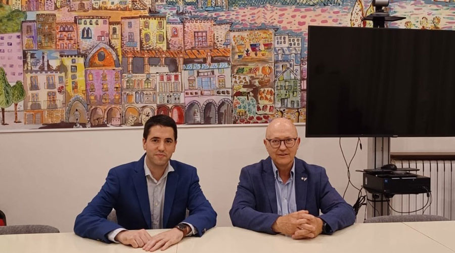 Joan Barrera i Josep Castells, a la sala de juntes de l'Ajuntament de la Seu (Delegació del Govern català)