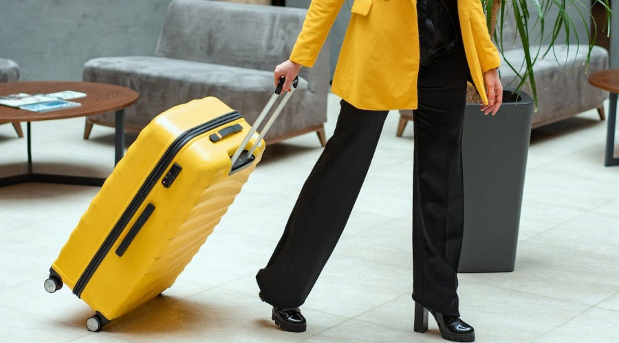 Una dona amb una maleta en un allotjament turístic (SFGA)