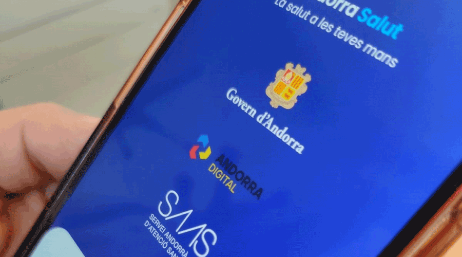 Un mòbil amb l'aplicació d'Andorra Salut (SFGA)