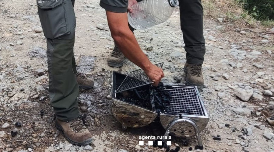 Els Agents Rurals apagant la barbacoa portàtil a Coll de Nargó (RàdioSeu)