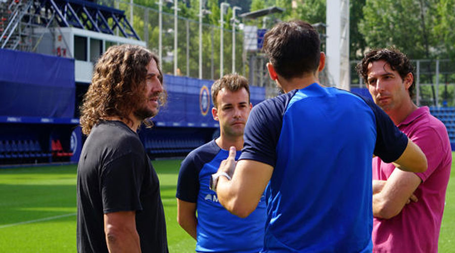 A l'esquerra, Carles Puyol, en un entrenament de l'FC Andorra. Foto: Club