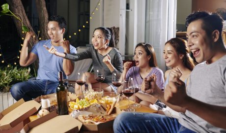Un grup de persones gaudint de cinema a la fresca