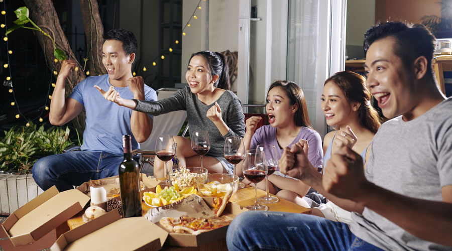 Un grup de persones gaudint de cinema a la fresca (Getty images)