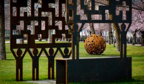 Una de les escultures exhibides al Parc Central d'Andorra la Vella