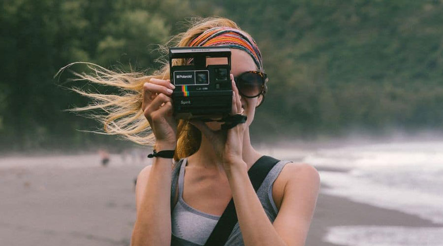 Una dona lluint una diadema de colors (Unsplash)