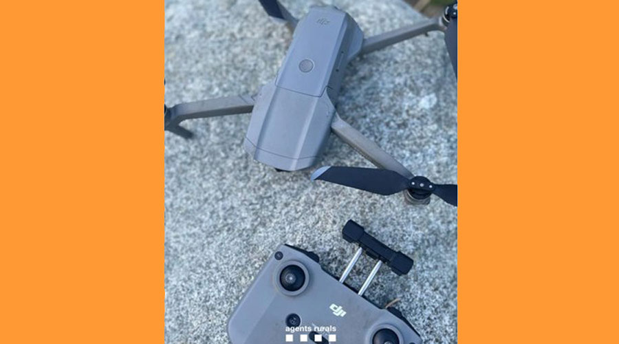 El dron i el seu comandament intervinguts pels Agents Rurals (Agents Rurals)