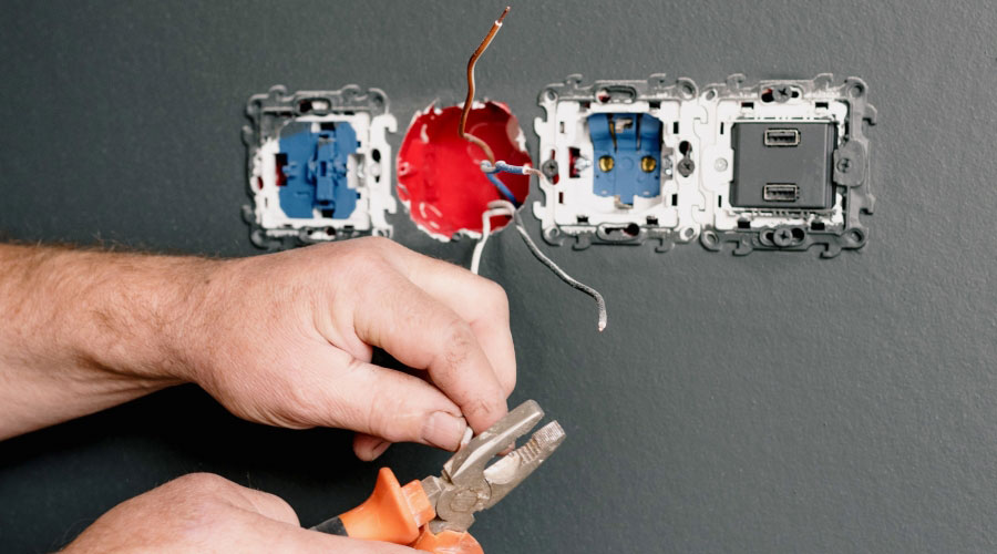 Un electricista treballant en uns endolls (SFGA)