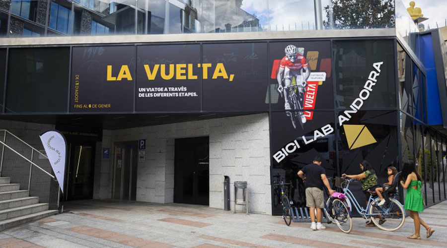 L'entrada al Bici Lab informant de l'exposició sobre La Vuelta (Comú d'Andorra la Vella)