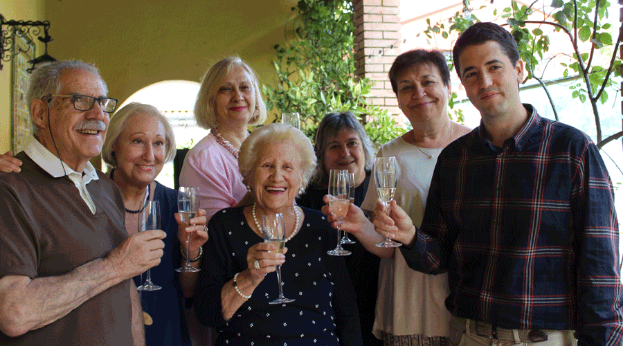 Al centre, Maria Farràs Vilanova, celebrant acompanyada els seus 102 anys (Aj. la Seu)