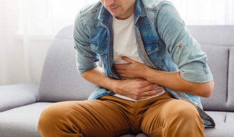 Un home amb problemes digestius