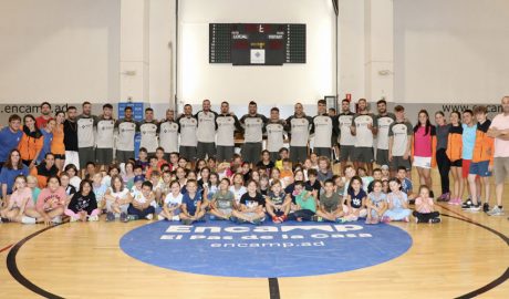 Els membres de la secció de futbol sala del Barça amb els infants d'Encamp
