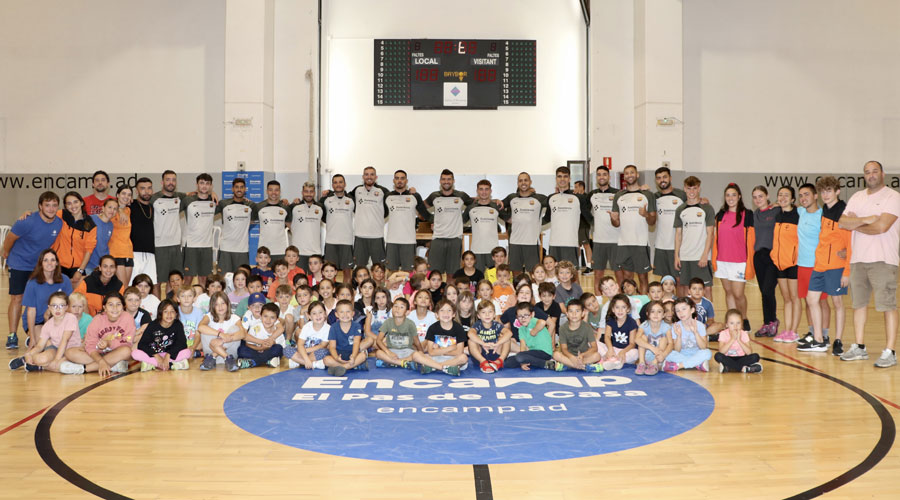 Els membres de la secció de futbol sala del Barça amb els infants d'Encamp (Comú)