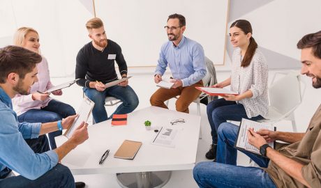 Treballadors d'una empresa participant en un joc de rol