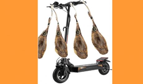 Infografia que simula la fugida del lladre en patinet amb els 4 pernils penjant