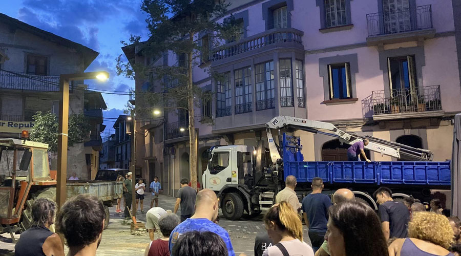 Plantada del Pi, a l'inici de la festa major de Castellciutat 2023 (RàdioSeu)