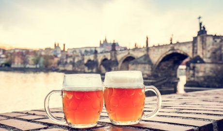 Un parell de cerveses de la República Txeca a la vora del riu Moldava, a Praga