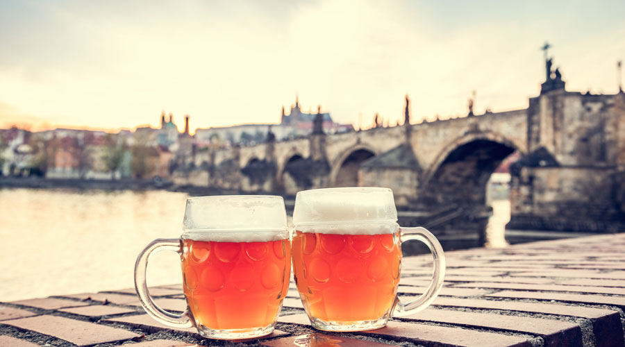 Un parell de cerveses de la República Txeca a la vora del riu Moldava, a Praga (Getty images)