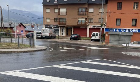 Confluència de les avingudes de Catalunya i del Segre, a Puigcerdà, on hi va bolcar la carrossa