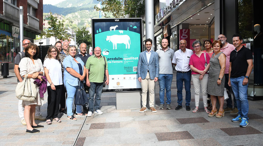 Autoritats, agricultors, ramaders i altres productors en la presentació de la campanya (SFGA)
