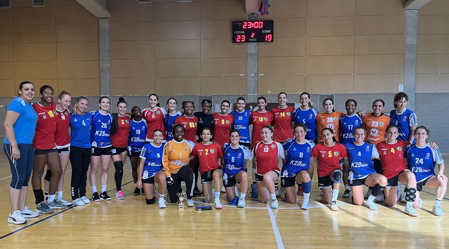 Les jugadores del Thuir i del Tournefeuille en acabar el trofeu (Handball School)