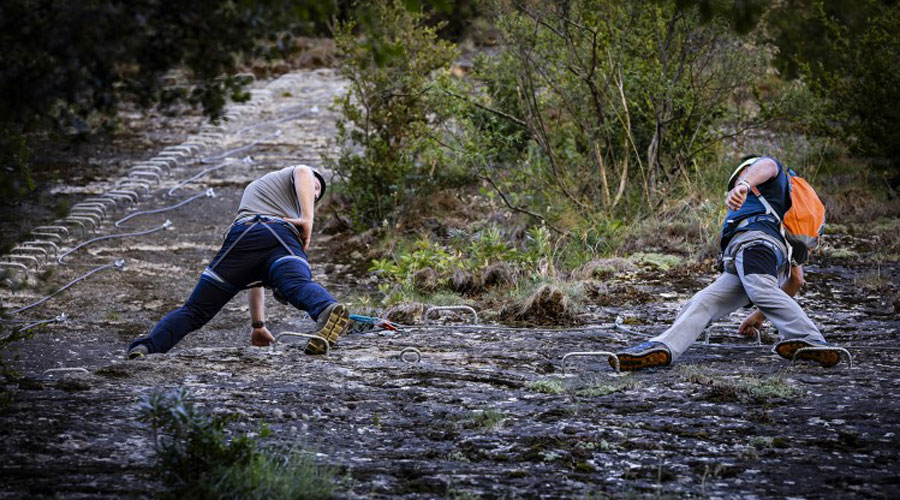 Dos homes practicant en la via ferrada del Roc dels Senders (Comú d'Andorra la Vella)