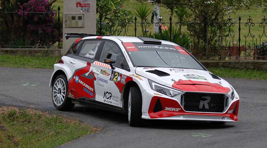 Joan Vinyes i Jordi Mercader a l'interior del seu vehicle (FotoEsport)