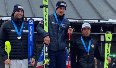 Àxel Esteve -primer per la dreta- en el tercer calaix del podi