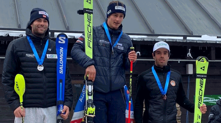 Àxel Esteve -primer per la dreta- en el tercer calaix del podi (FAE)