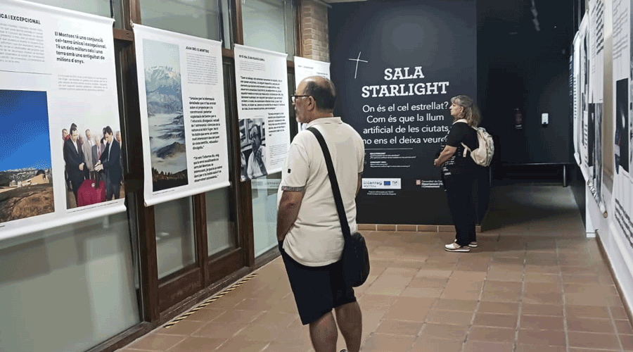 Persones visitant la mostra “Joan Oró. Observant l’Univers” (Fundació Joan Oró)