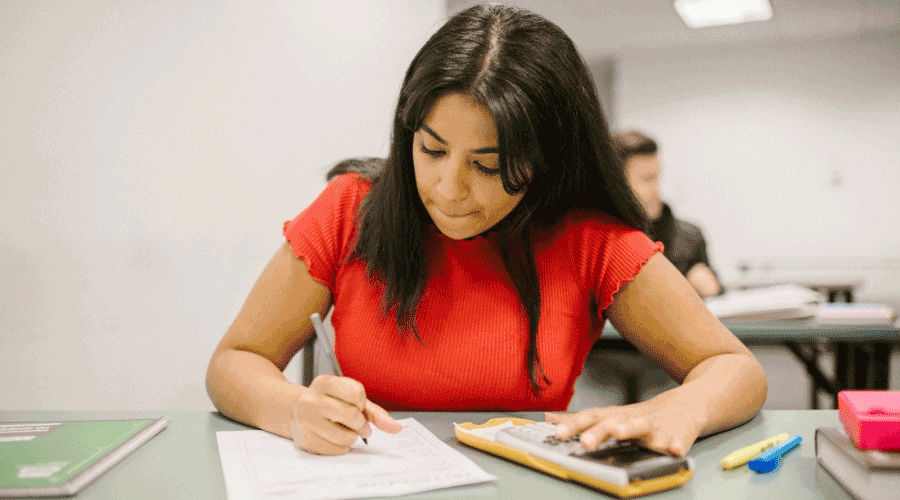 Una alumna fent un examen (SFGA)