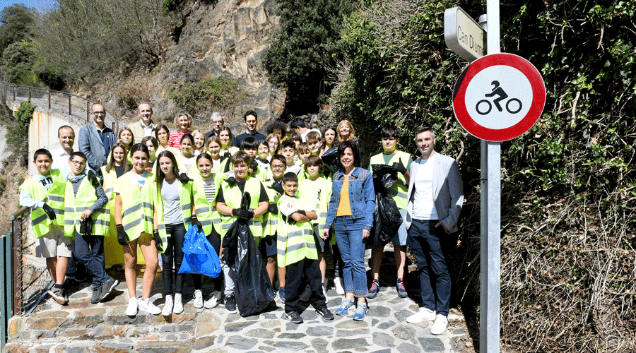Alguns dels alumnes que han participat al Clean Up Day acompanyats per docents i autoritats (SFGA)