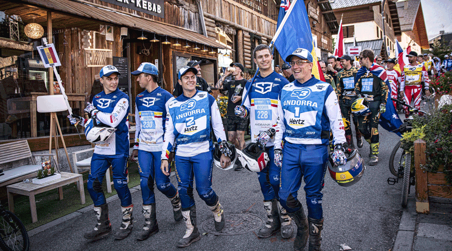 L'equip andorrà desfilant al Trial de les Nacions, a Auron (FMA)