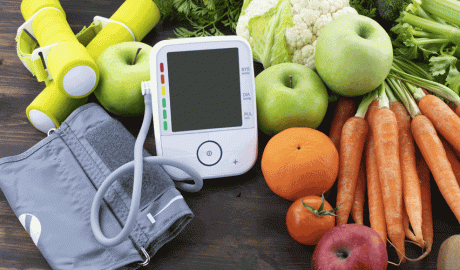 Aparell per a mesurar la tensió envoltat de menjar saludable