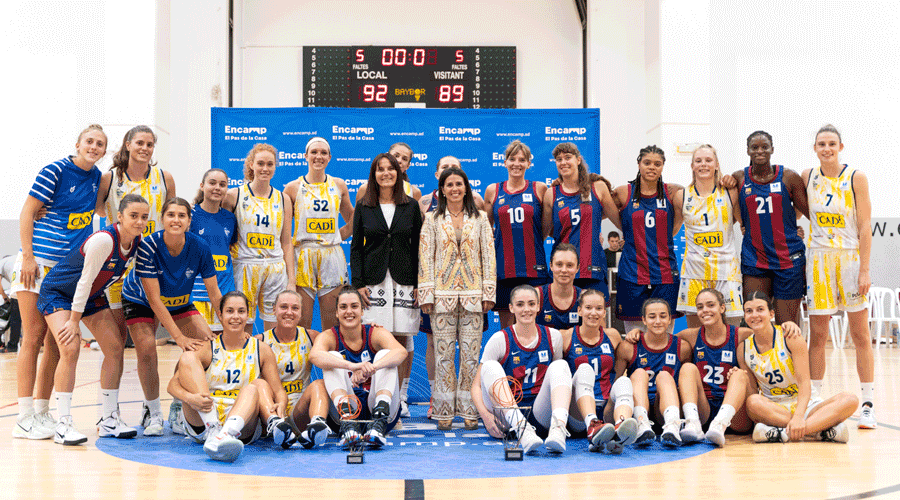 Jugadores del Barça i del Cadí La Seu i, al centre, la ministra Bonell i la cònsol major d'Encamp (DaniSpeedy per el Comú d'Encamp)