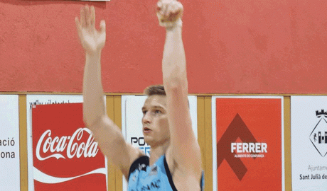 El tricolor, Ádám Somogyi, intentant fer cistella