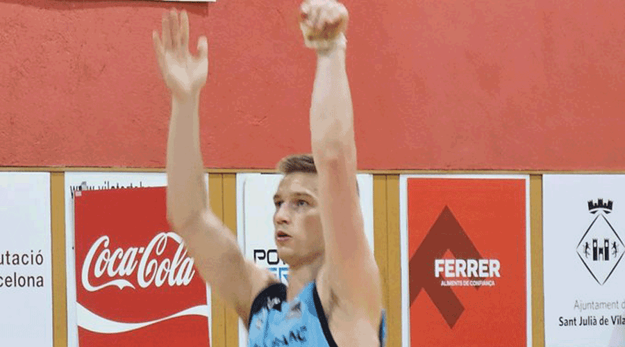 El tricolor, Ádám Somogyi, intentant fer cistella (BC Andorra)