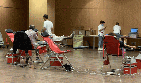 Sanitaris i donants de sang durant la campanya