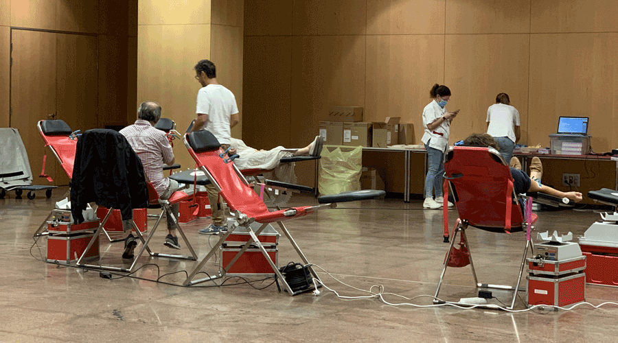 Sanitaris i donants de sang durant la campanya (Creu Roja Andorrana)