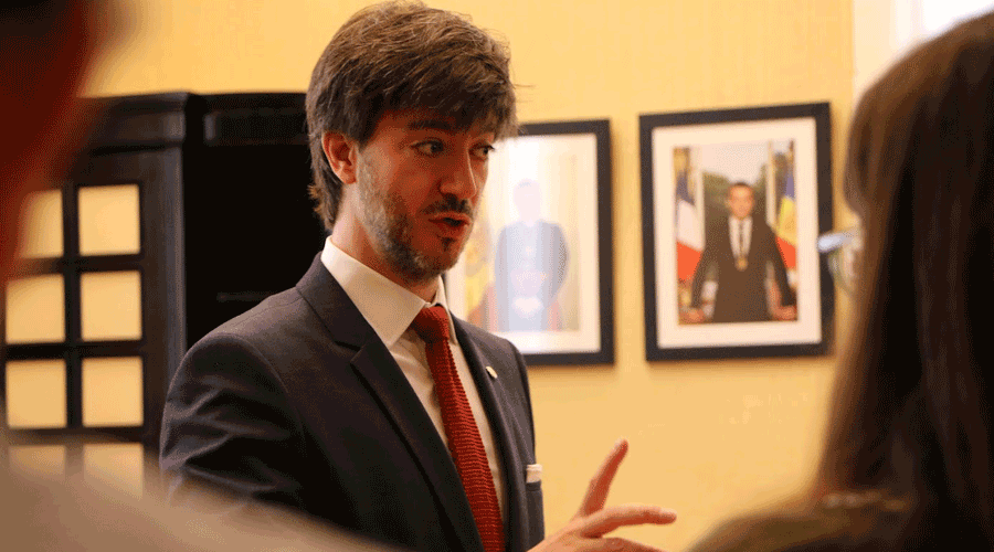 El síndic, Carles Enseñat, a la sala del Consell General, a Meritxell (Consell General)